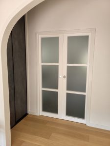 Porte blanche vitrée