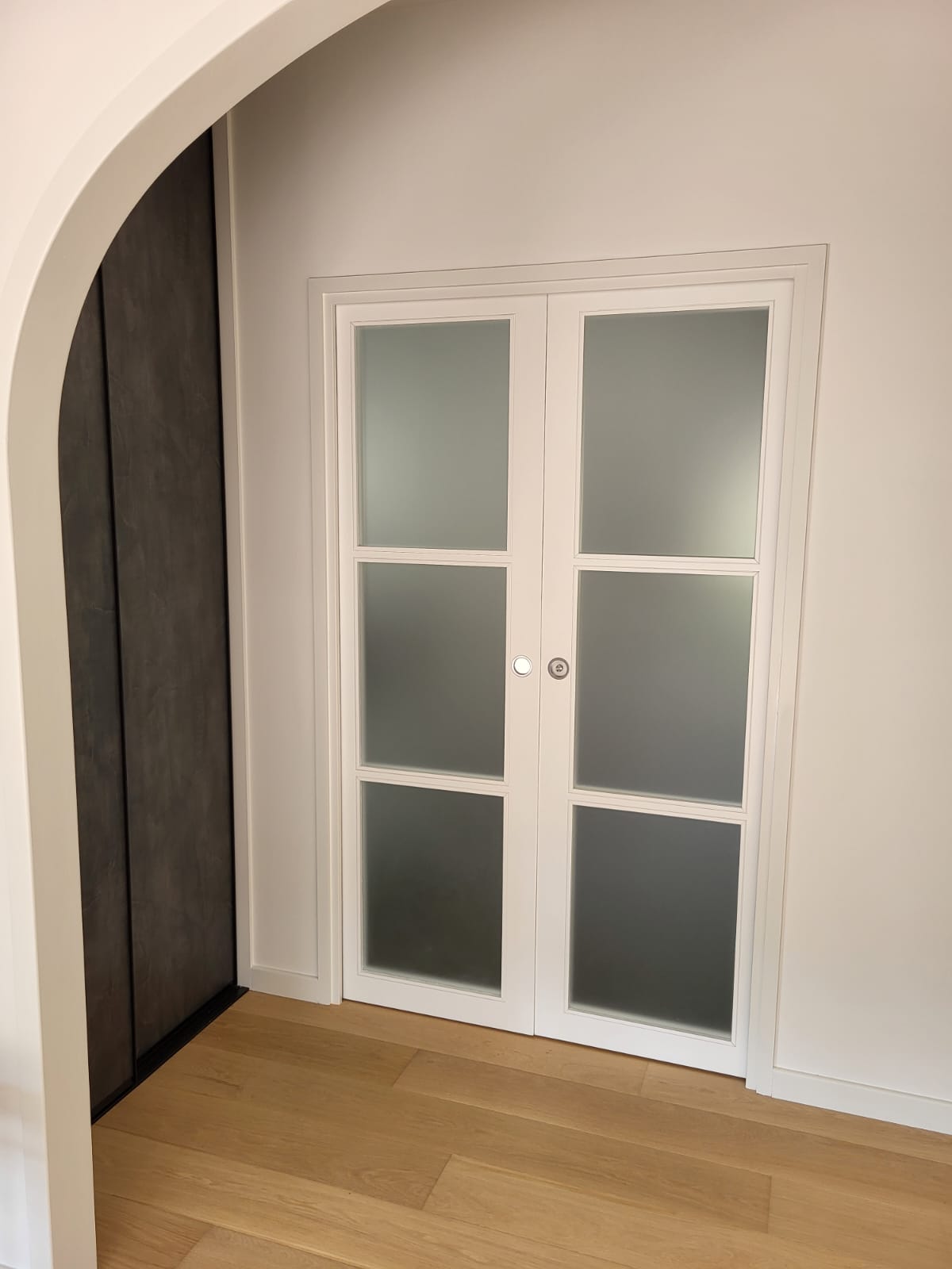 Porte blanche vitrée